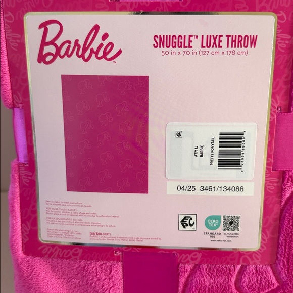 New Barbie Textured Throw - Picture 4 of 7